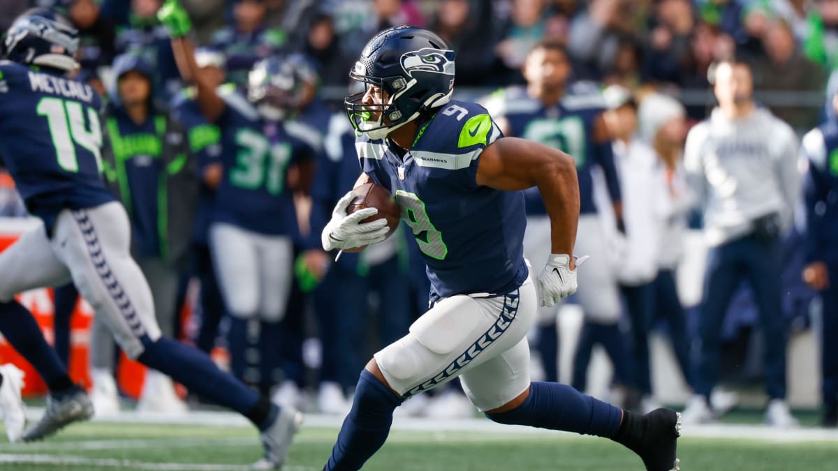 Geno Smith Injured, Seattle Seahawks Lead New York Giants at Halftime -  Sports Illustrated Seattle Seahawks News, Analysis and More