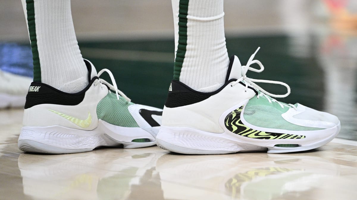 Specificiteit wijsvinger Bezwaar Giannis Antetokounmpo's Nike Shoes Are Over 40% Off Online - Sports  Illustrated FanNation Kicks News, Analysis and More