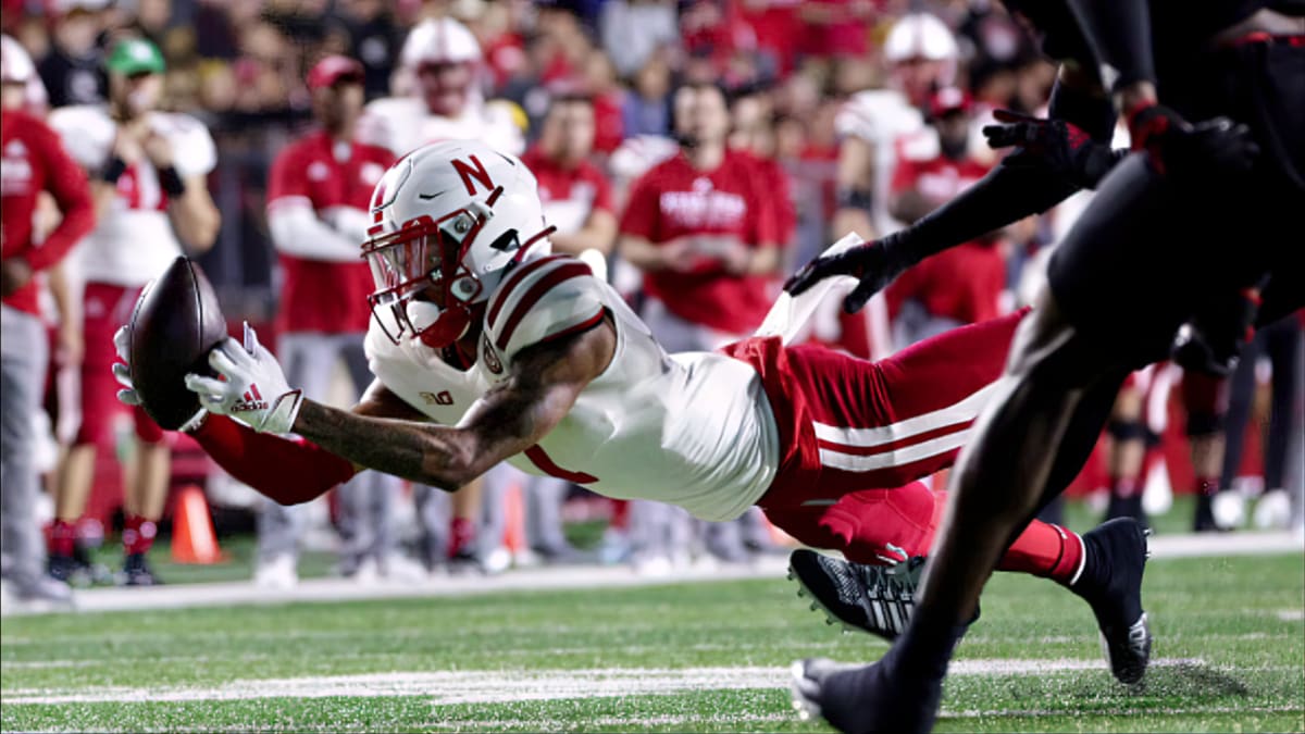 Marcus Johnson makes one-handed catch for first down