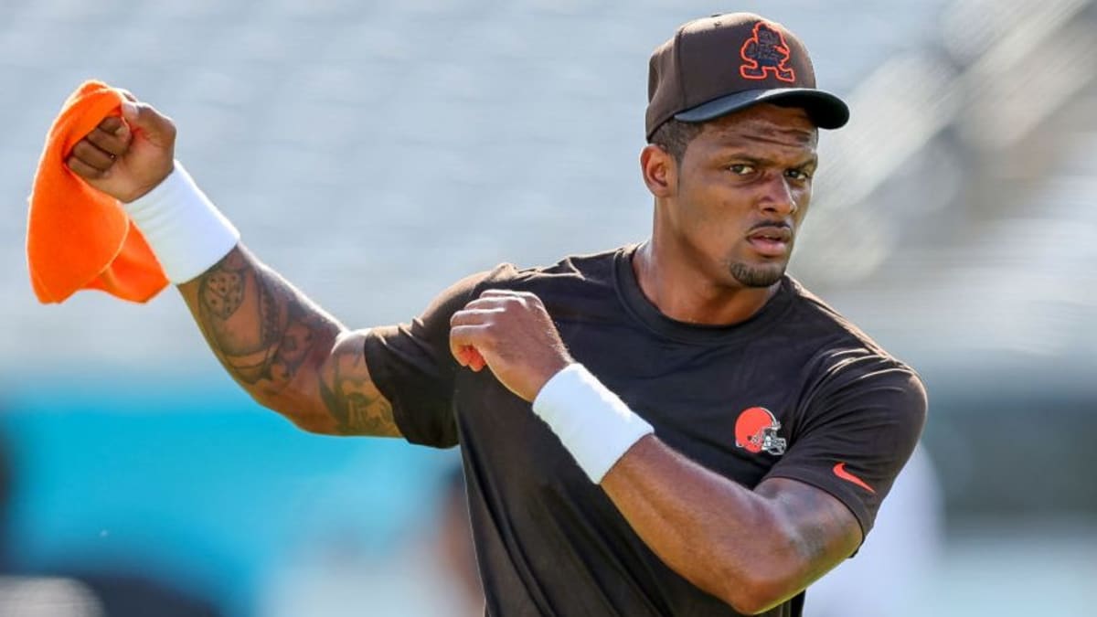 Deshaun Watson of the Cleveland Browns warms up prior to a