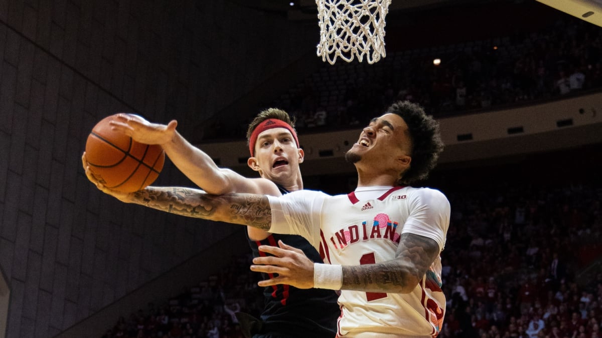 College basketball roundup: Hoosiers fall in shocker - Los Angeles Times