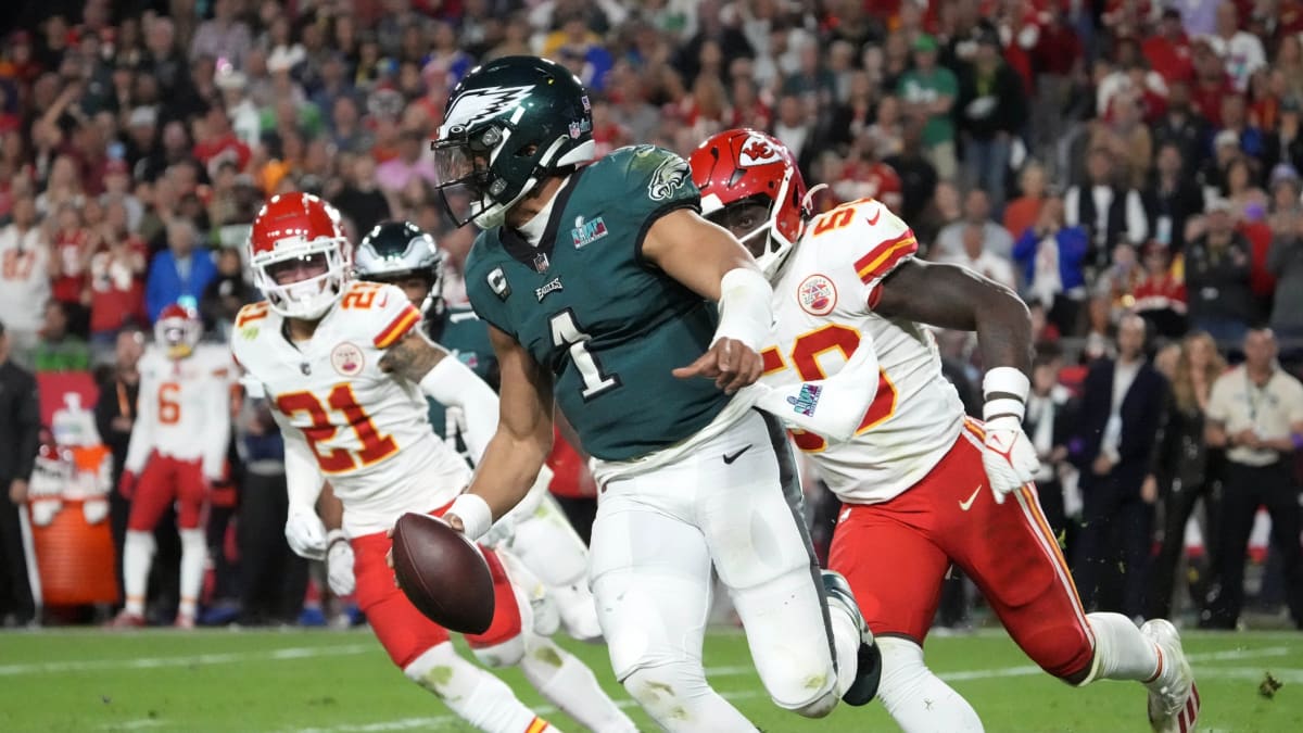 Philadelphia Eagles Trailing Kansas City Chiefs at Halftime, Jalen Hurts  Sacked Five Times - Sports Illustrated Philadelphia Eagles News, Analysis  and More