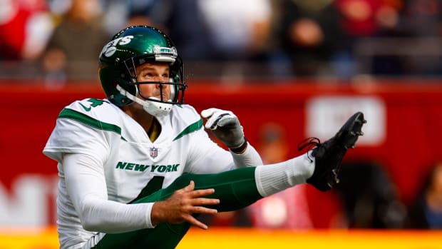 New York Jets punter Thomas Morstead (5) punts the ball against