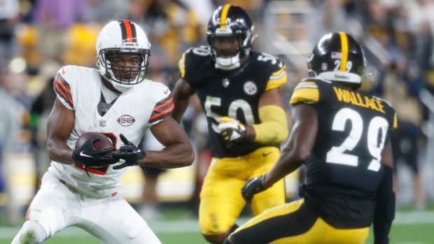 Browns wearing new white helmets for first time vs Steelers