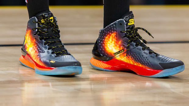 Stephen Curry Warms Up in Under Armour ClutchFit Drive - Sports Illustrated  FanNation Kicks News, Analysis and More