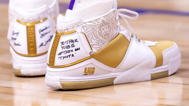 LeBron James Wears Nike LeBron 2 with Hand-Written Message - Sports  Illustrated FanNation Kicks News, Analysis and More