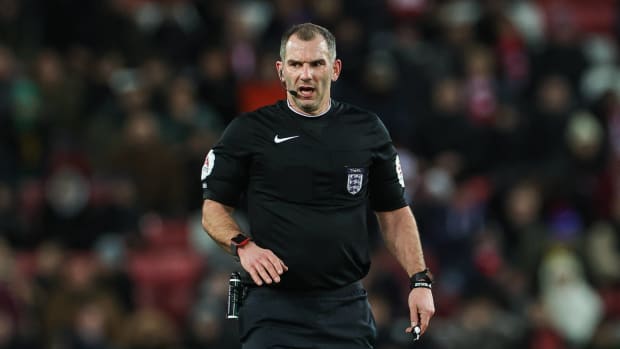 Referee Tim Robinson Sunderland Fulham