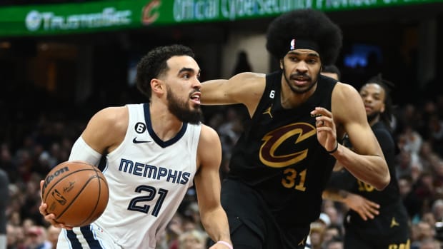 Feb 2, 2023; Cleveland, Ohio, USA; Memphis Grizzlies guard Tyus Jones (21) drives to the basket against Cleveland Cavaliers center Jarrett Allen (31) during the second half at Rocket Mortgage FieldHouse. Mandatory Credit: Ken Blaze-USA TODAY Sports