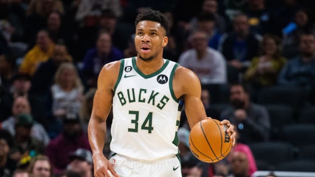 Chet Holmgren Wore Giannis Antetokounmpo's Shoes During Foot Injury -  Sports Illustrated FanNation Kicks News, Analysis and More