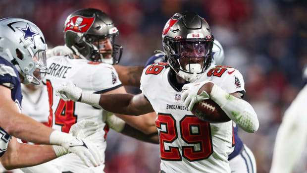 Tampa Bay Buccaneers running back Rachaad White (29) runs the ball against the Dallas Cowboys in the 2022 NFL Playoffs Wild Card Round.