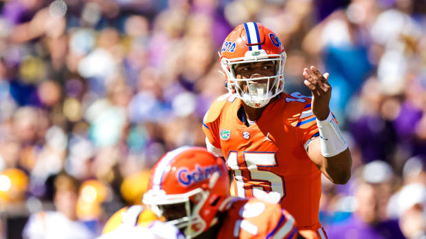 Florida Gators quarterback Anthony Richardson (15) changes the play against LSU Tigers during the second half at Tiger Stadium.