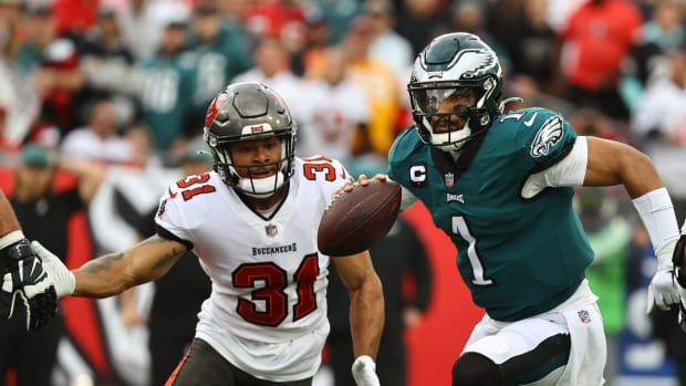 Eagles vs. Buccaneers odds, prediction: Fade Jalen Hurts on 'MNF'