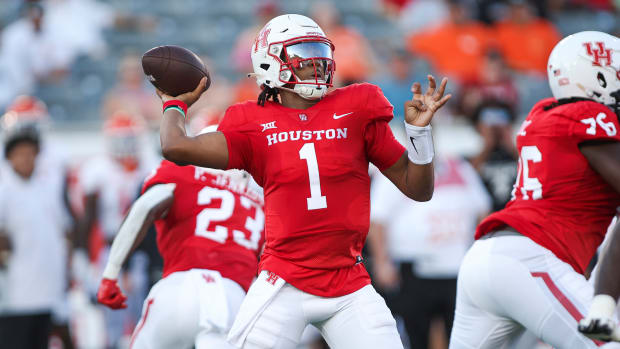 Houston Cougars QB Donovan Smith drops back to pass