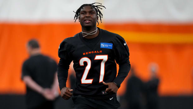 Cincinnati Bengals safety Jordan Battle (27) enters the training