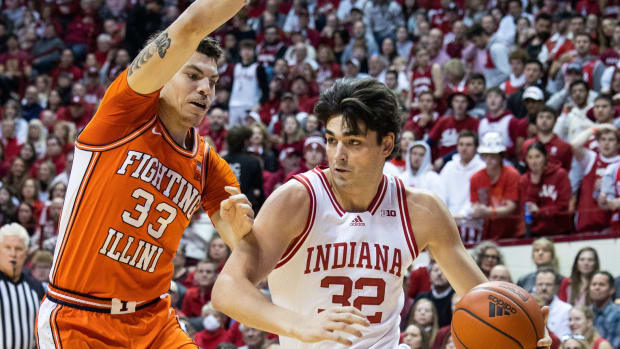 Indiana Hoosiers guard Trey Galloway (32) dribbles the ball while Illinois Fighting Illini forward Coleman Hawkins (33) defends in the first half at Simon Skjodt Assembly Hall.