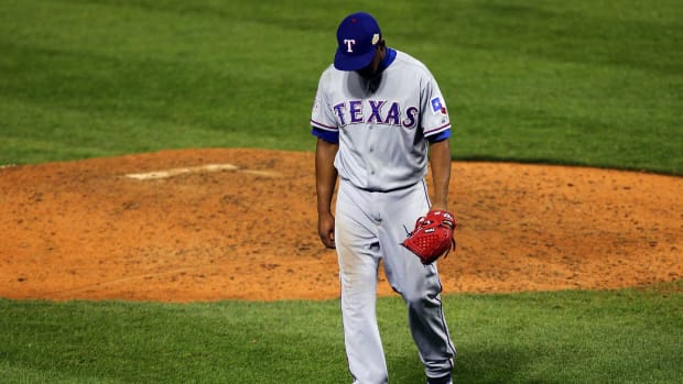 Photo: Rangers Nelson Cruz misses the ball in game 5 of the World Series in  Texas - DAL20101101325 