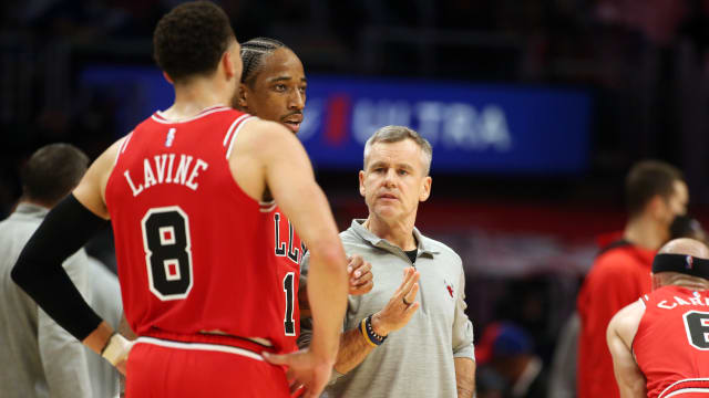 November 14, 2021; Chicago Bulls head coach Billy Donovan talks to DeMar DeRozan and Zach LaVine during their matchup against the Los Angeles Clippers at Staples Center