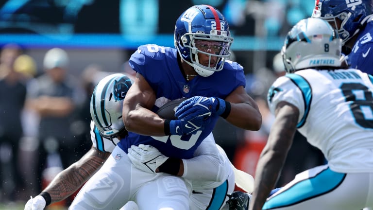 entidad extraño Tractor Saquon Barkley Wears Nike Air Max Shoes Before New York Giants Game -  Sports Illustrated FanNation Kicks News, Analysis and More