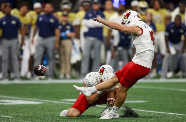 Louisville Defeats Georgia Tech in Thriller, 39-34 - Card Chronicle