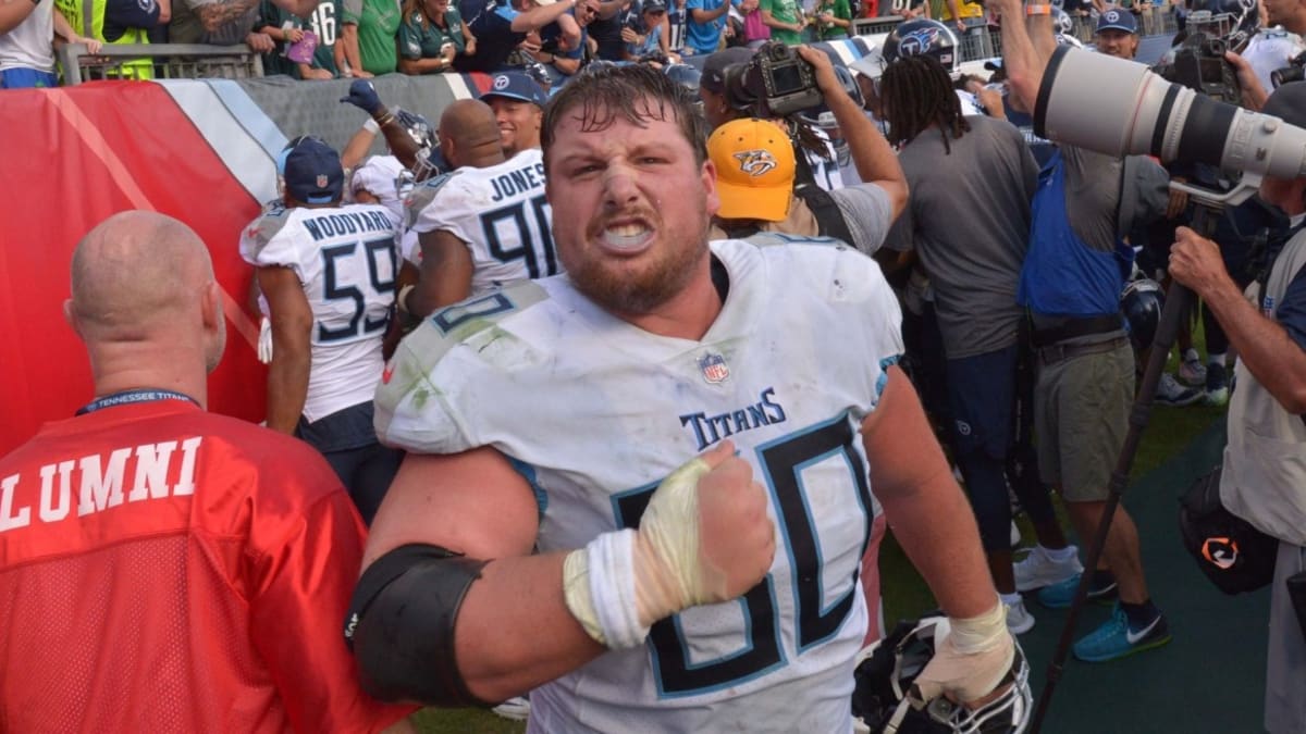 Tennessee Titans center Ben Jones (60) lines up against the Los