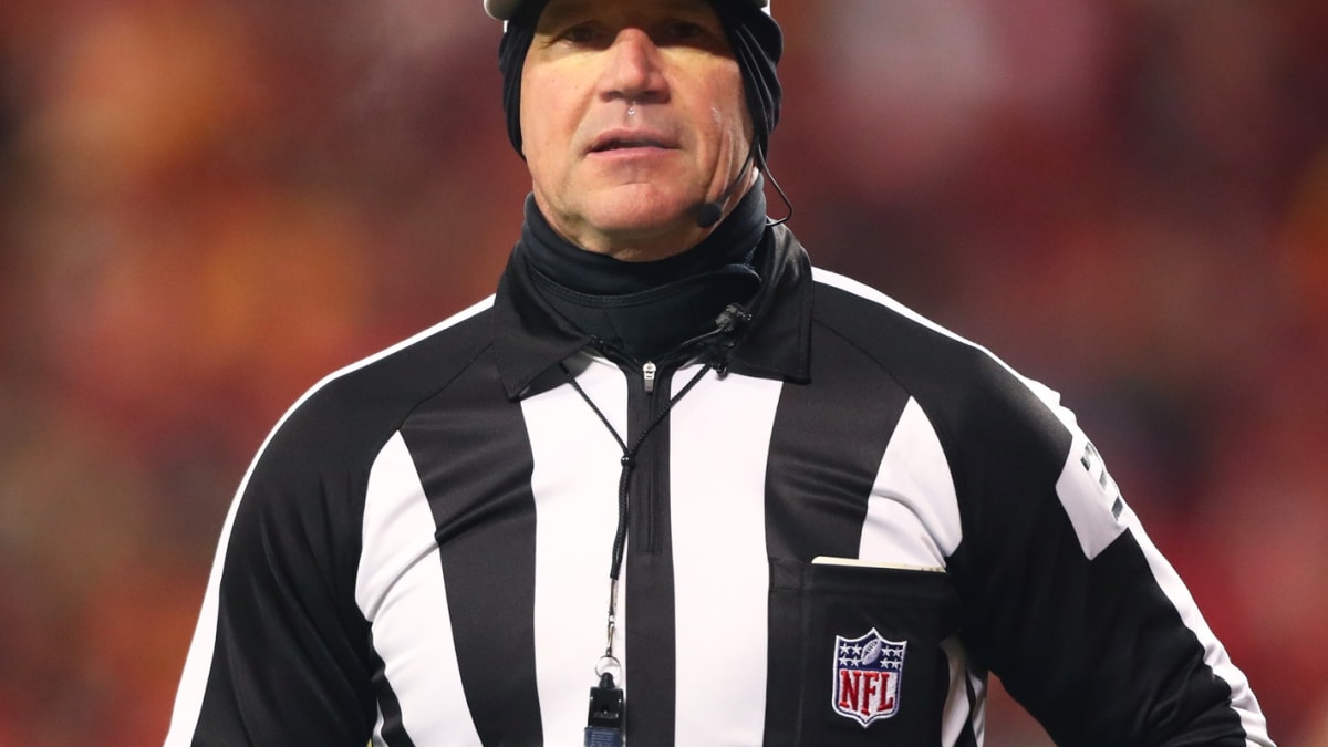 NFL ref Clete Blakeman makes bungled penalty announcement, laughs