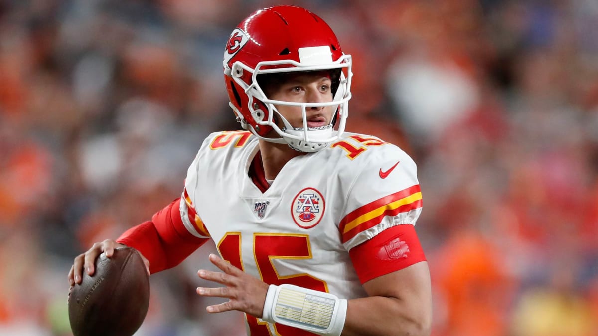 Patrick Mahomes hurts knee in Chiefs' win over Broncos