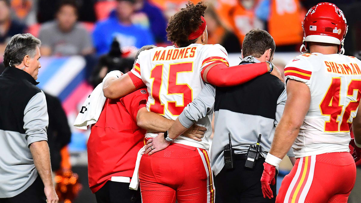 Patrick Mahomes hurts knee in Chiefs' win over Broncos