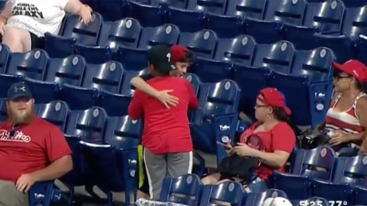 Phillies fan loses hat and phone chasing a foul ball – NBC Sports