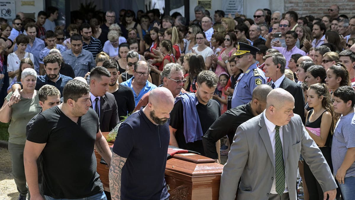 Corpo de Emiliano Sala chega à Argentina para funeral e homenagens