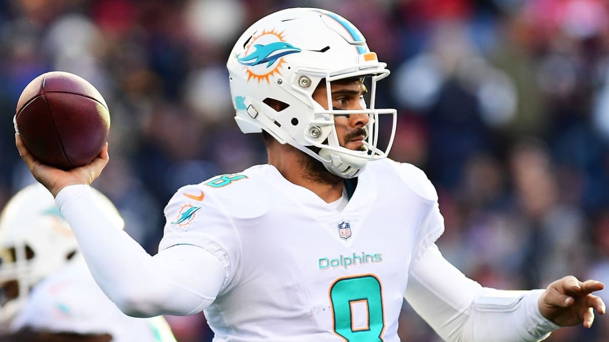 Chiefs sign QB Matt Moore after Chad Henne fractures ankle