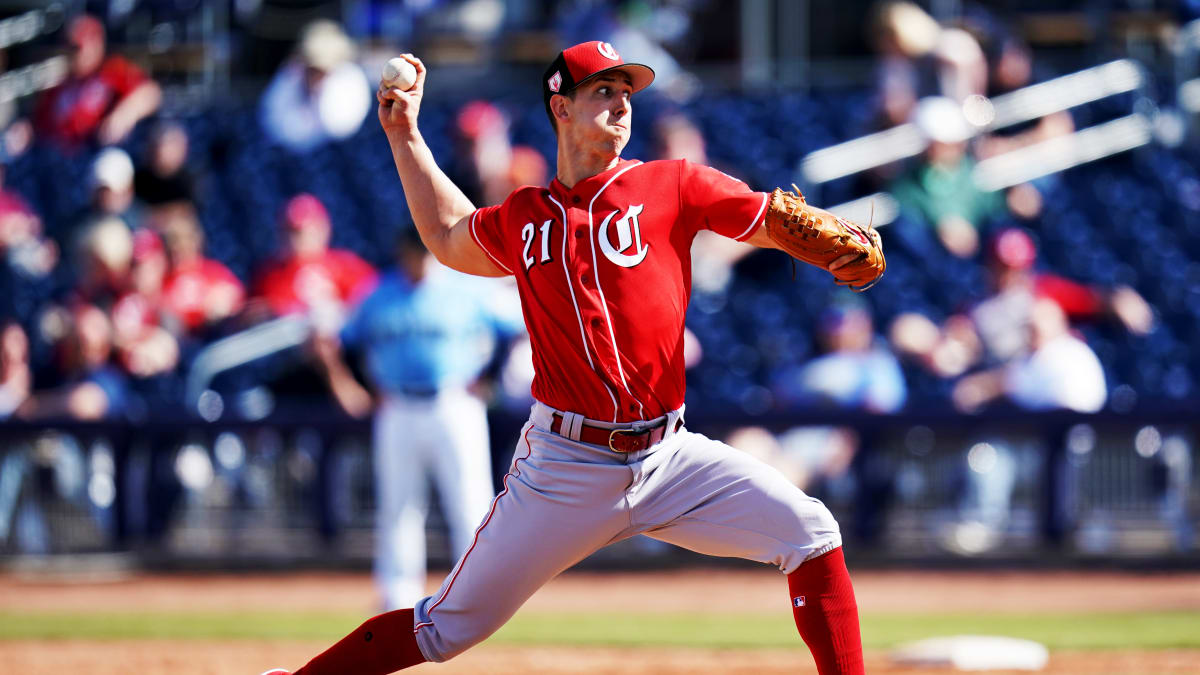 Mike Hampton tosses 1st pitch, 10/13/2019