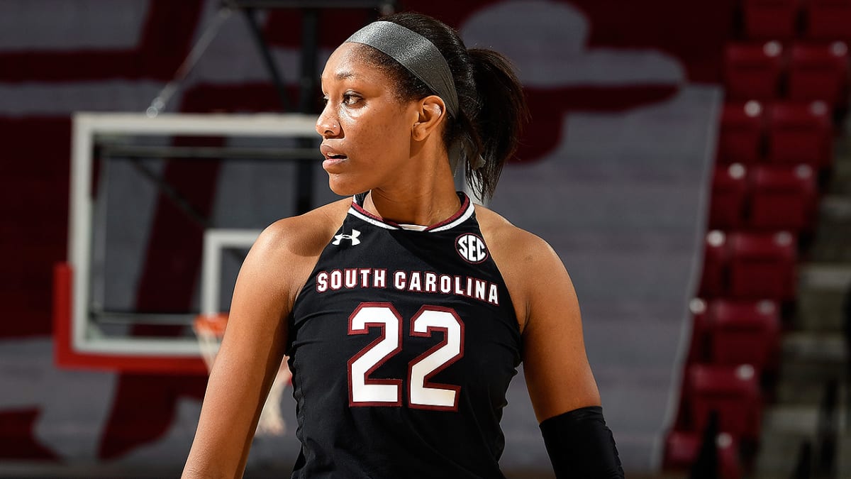 What South Carolina coach Dawn Staley said about Teaira McCowan