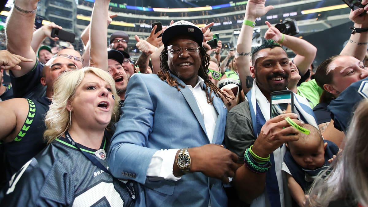 Los Angeles, CA, USA. 11th Nov, 2018. Seattle Seahawks outside linebacker  Shaquem Griffin (49) and Seattle Seahawks cornerback Shaquill Griffin (26)  show off their grills during the NFL Seattle Seahawks vs Los