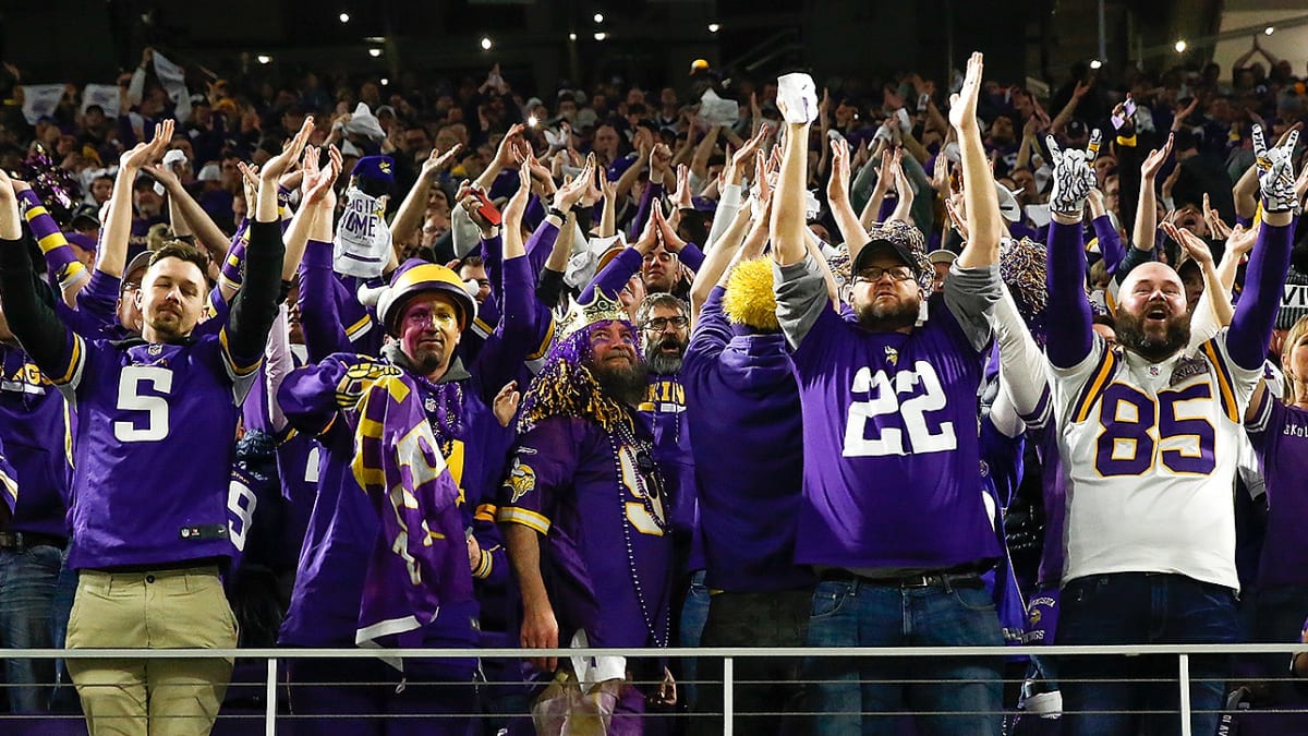 Fans all noticed this Minnesota Vikings supporter staring at a Philadelphia  Eagles spectator in yoga pants