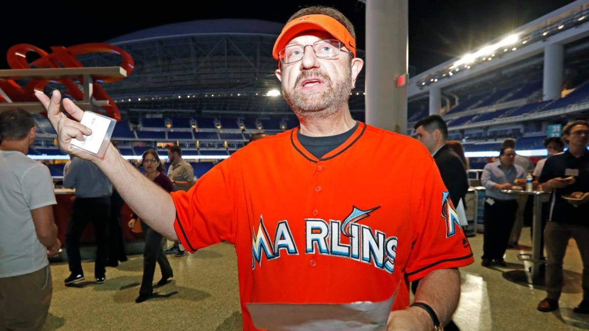 Marlins Man declares himself a free agent, begins negotiating with