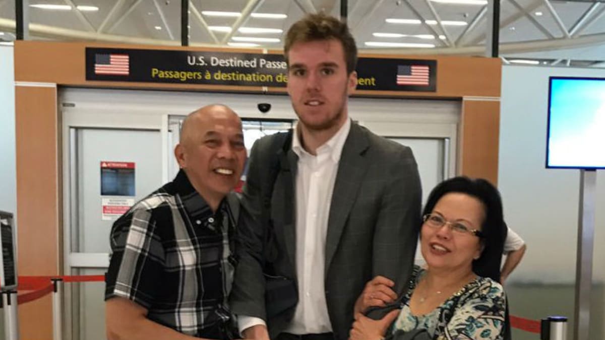 connor-mcdavid-airport-photo-fansjpg.jpg