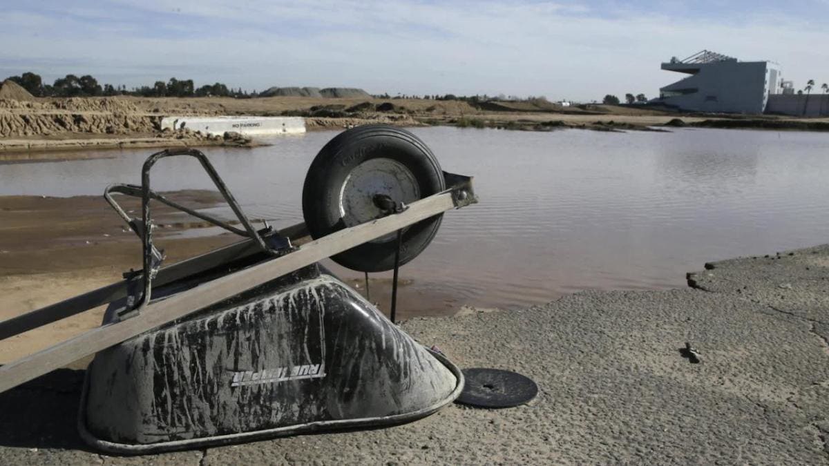 Rams, Chargers stadium delayed by rain, won't open until 2020