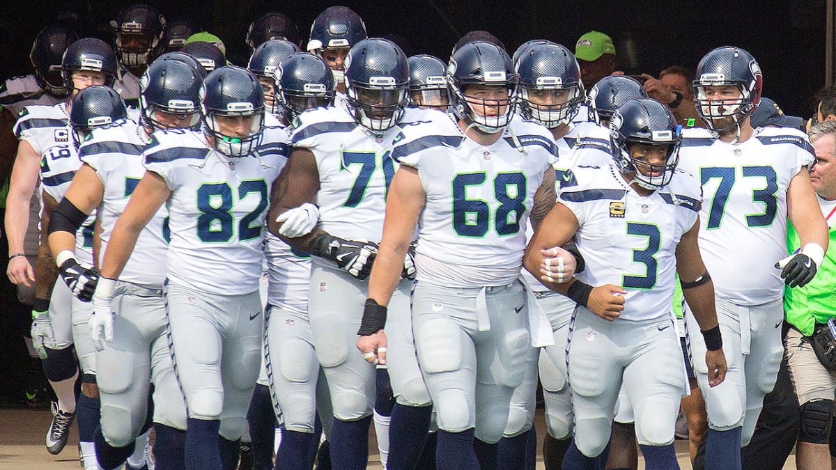 Falcons stand during both anthems; Seahawks protest