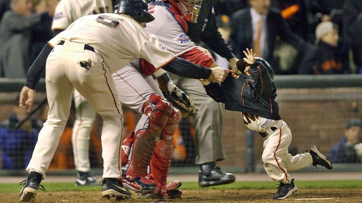 2002 WS Gm5: Snow swoops in to save Baker's son 