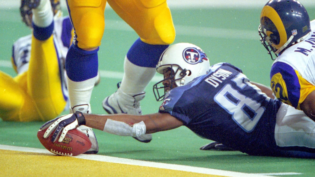 Tennessee Titans wide receiver Kevin Dyson stretches for the end