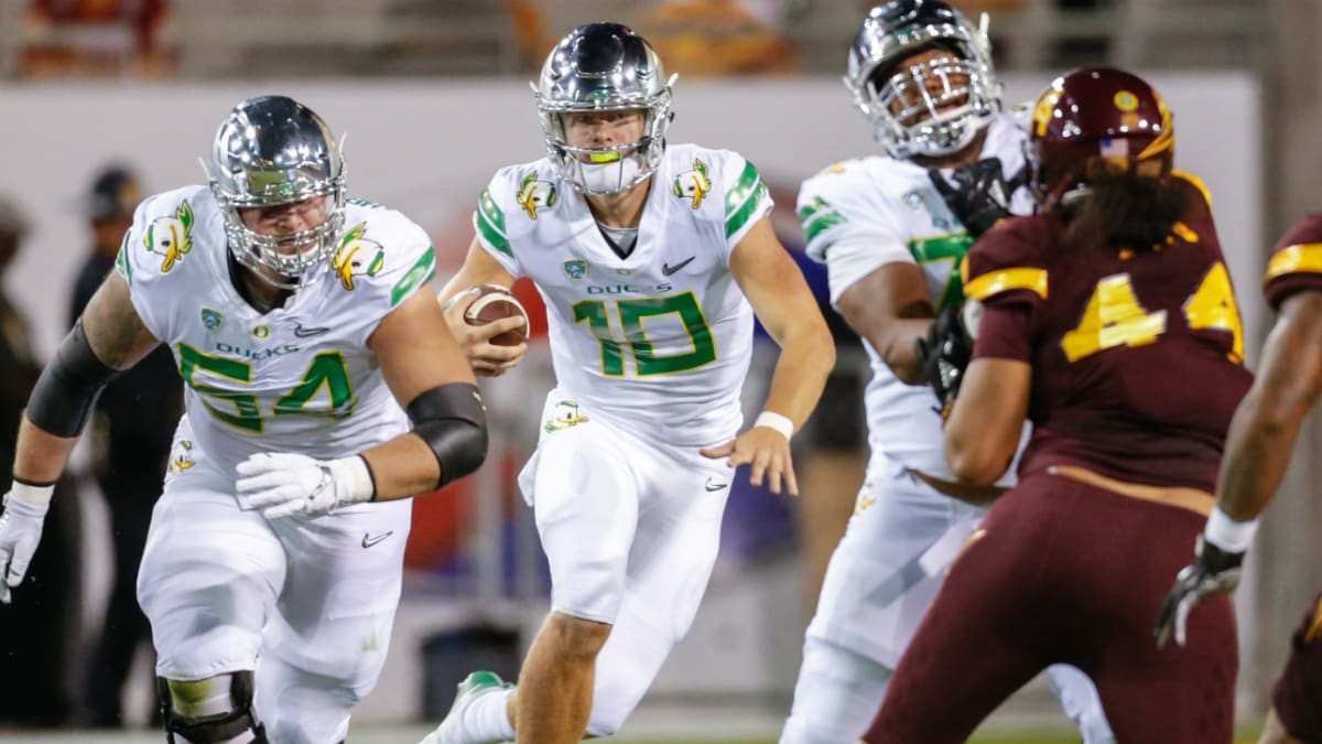 Oregon QB Justin Herbert could return from broken collarbone to start vs.  Huskies