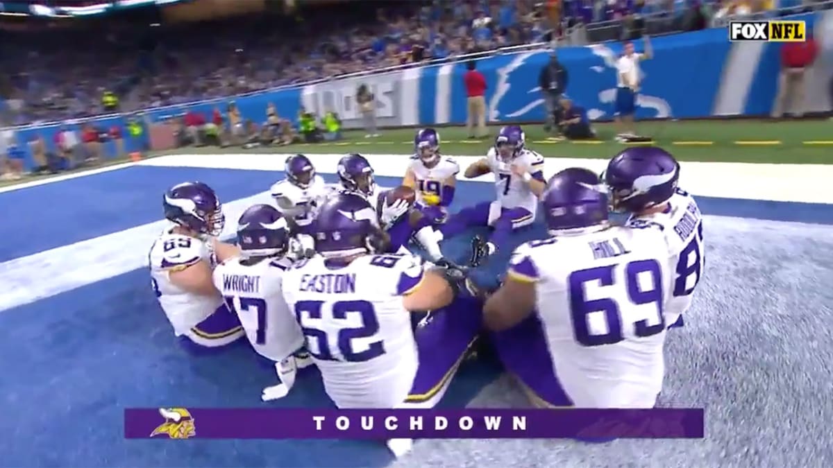 Vikings celebrate touchdown with Thanksgiving dinner - Sports Illustrated