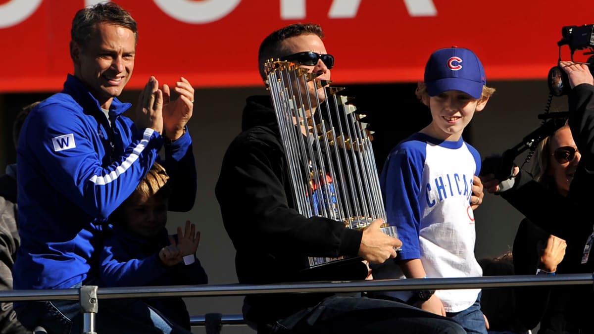 Chicago Cubs World Series trophy suffers minor damage while being passed  around at concert - ESPN