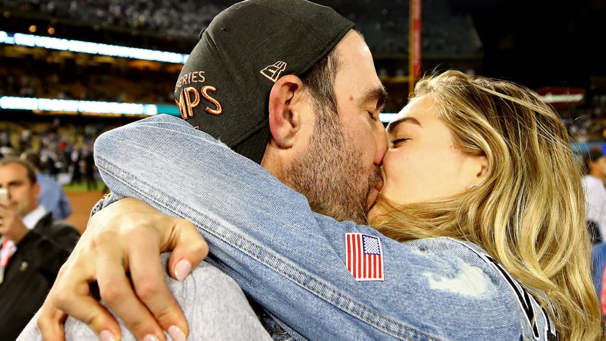 Kate Upton Dodges the TV Cameras, Keeps It Low Key While Watching