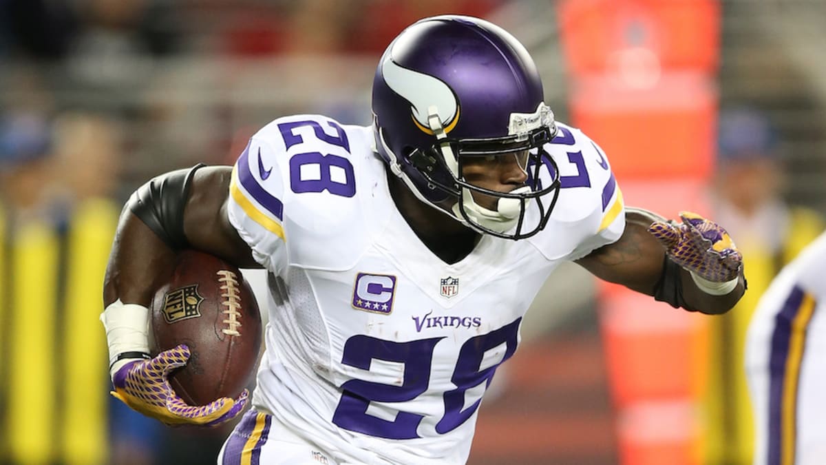 Adrian Peterson returns to the field for training camp - Sports