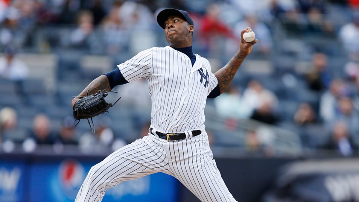 Yankees' Pitcher Chapman Gets Championship Ring From Cubs