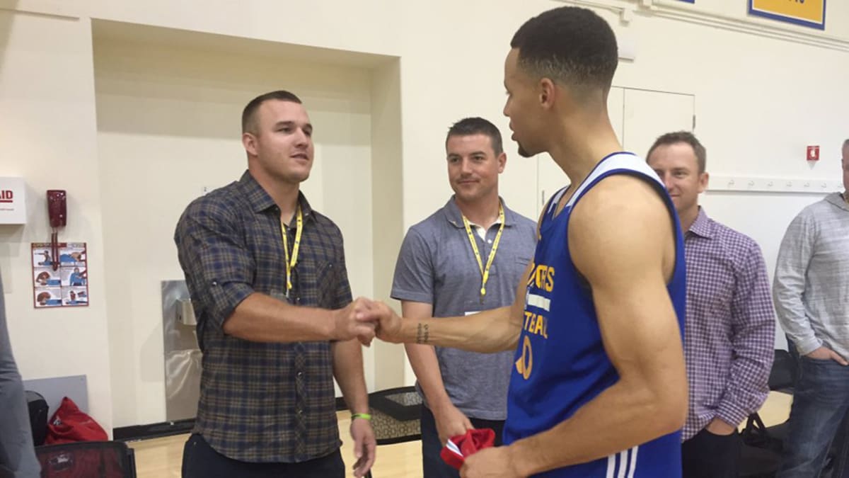 Warriors' Stephen Curry takes time out for Angels' Mike Trout