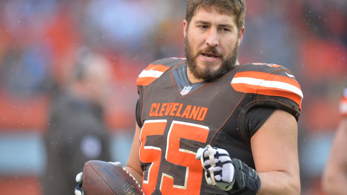 Cleveland Browns center Alex Mack leaves game with lower leg