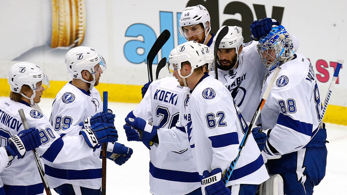 Lightning break out of power play slump, blow out Bruins in Game 3