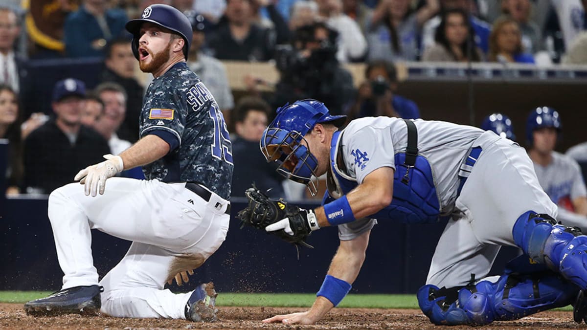 Dodgers beat Yankees on Mark Ellis' walk-off single